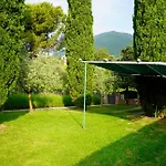 Laura Villa *